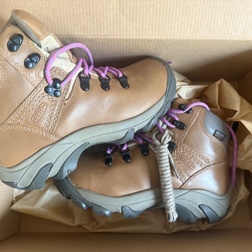 KEEN "Pyrenees" Never Worn NWT Hiking Boots - Picture 3 of 10